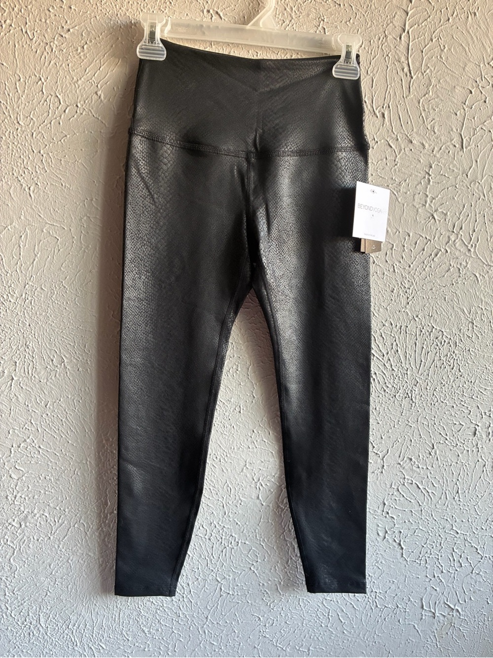Beyond Yoga Black Snake Print High
Rise 7/8 Active Leggings XS NWT. - Picture 11 of 11